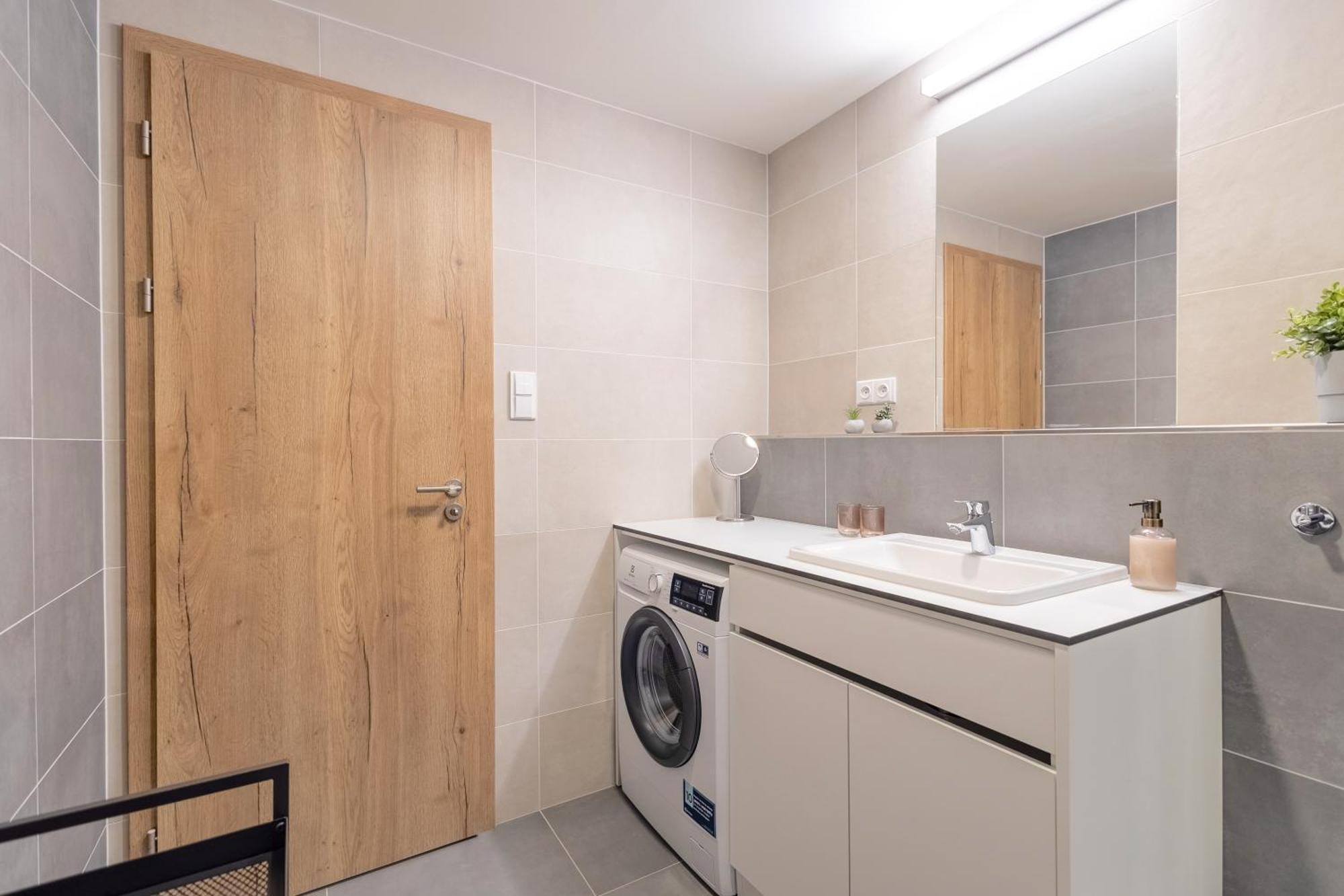 Ferienwohnung Bright 2Br - 7Th Floor, Balcony, Free Parking By Gravity Prag Exterior foto